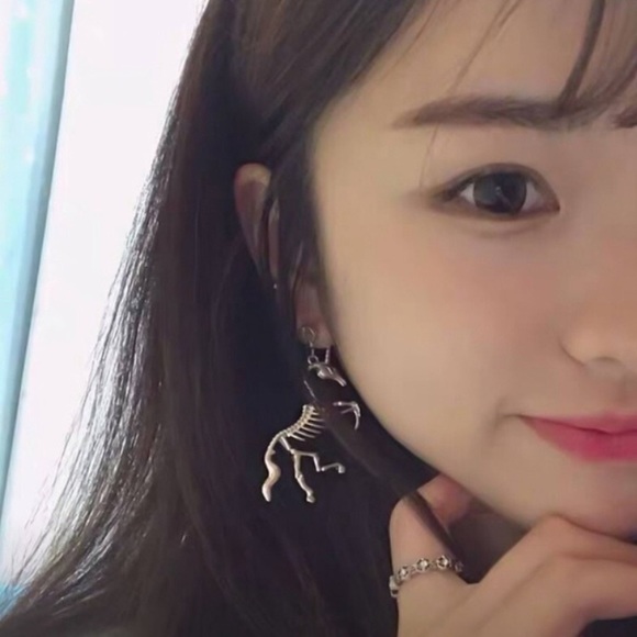 🦄 Awesome Unicorn skeleton drop earrings 💀 - Picture 5 of 12